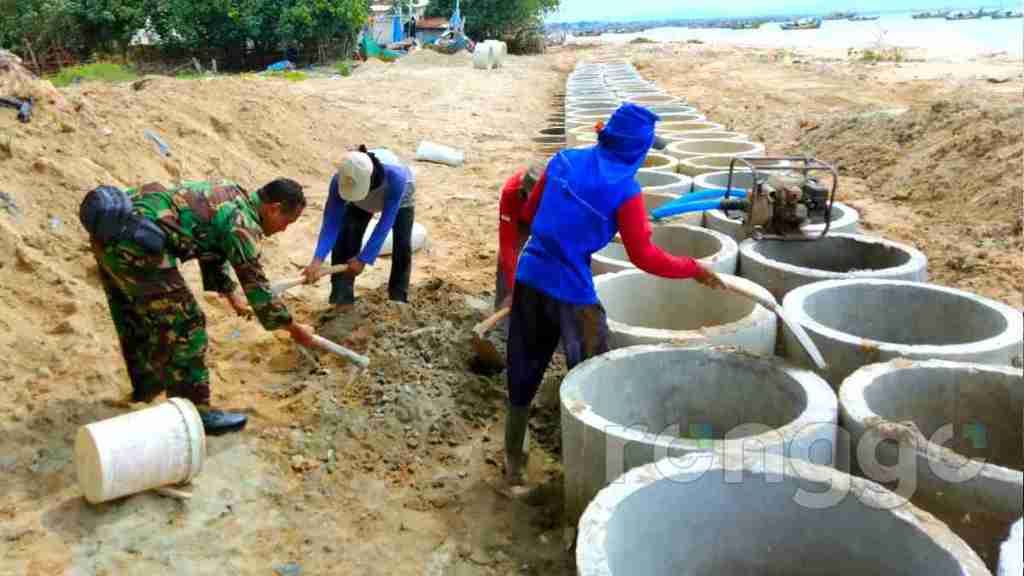 Cegah Abrasi, Pemdes Boncong Bancar Bangun Tanggul Laut di Pantai&nbsp;Tuban
