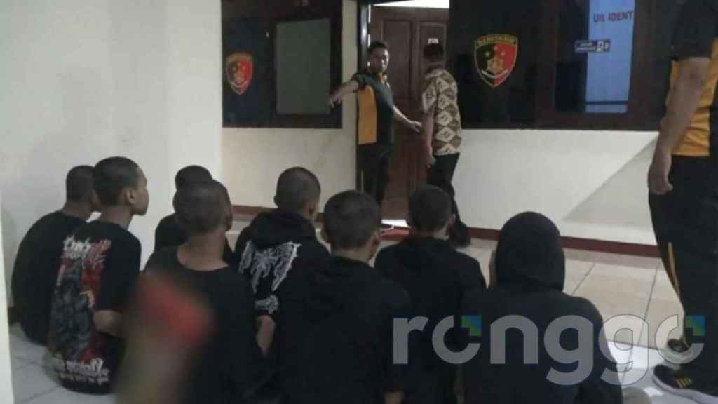 Bikin Onar di Jalanan, 8 Remaja di Tuban Dicukur Gundul oleh&nbsp;Polisi