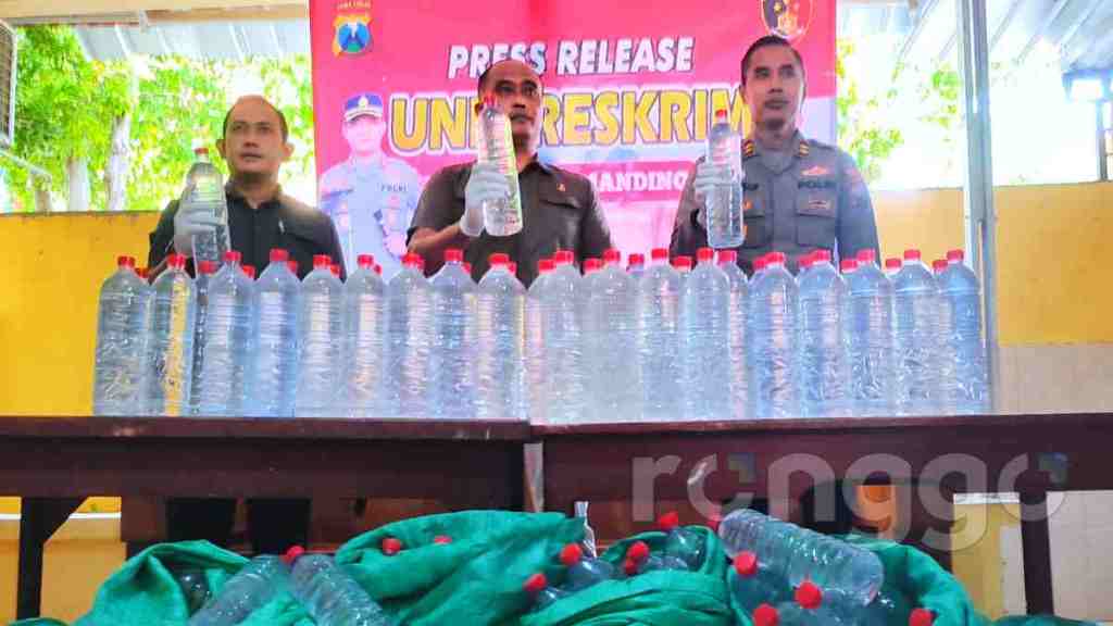 Jelang Malam Takbiran, Polsek Semanding Tuban Grebek Gudang Miras Berkedok Mabel&nbsp;Kayu