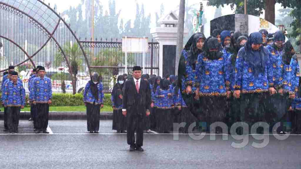 Pegawai Pemkab Tuban Menggelar Upacara Peringatan Hari Otonomi Daerah Ditengah Guyuran&nbsp;Hujan