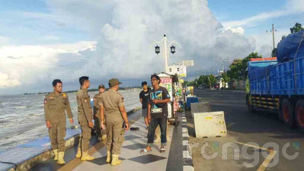 Diminta Menjauh dari Tuban Abirama, PKL: Mungkin Takut Saingan