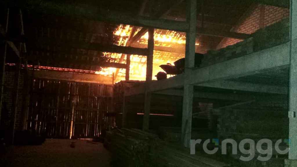 Gegara Sampah, Gudang Material di Tuban&nbsp;Terbakar