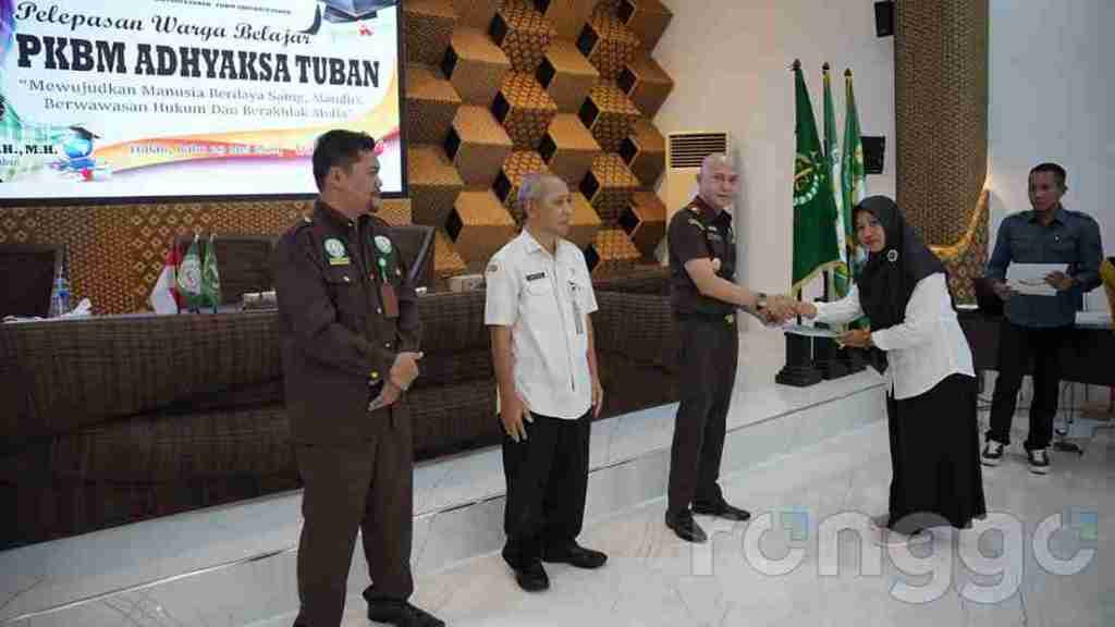 Ratusan Warga Lulus Program Pendidikan Kesetaraan di PKBM Adhyaksa&nbsp;Tuban