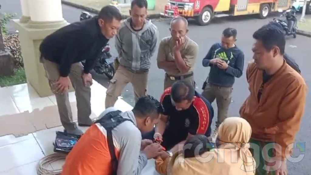 Jari Anaknya Bengkak, Warga di Tuban Luruk Markas Damkar