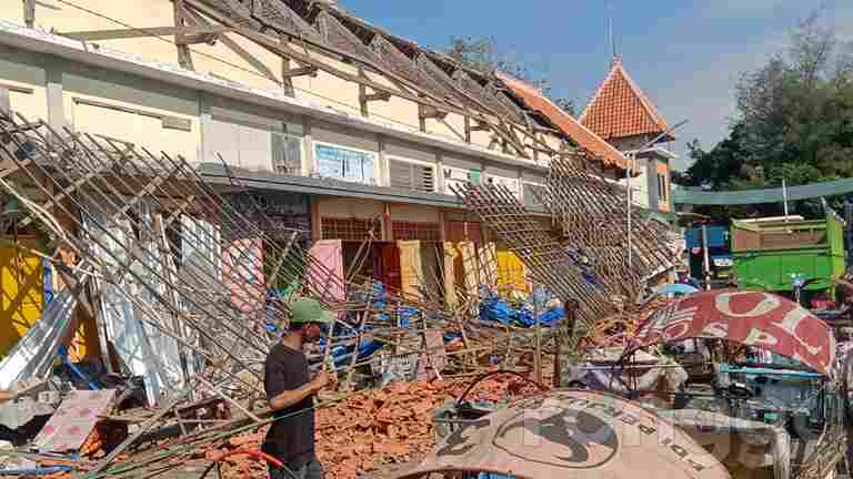 Atap Kios Pasar Sore Tuban Tiba-tiba Ambruk