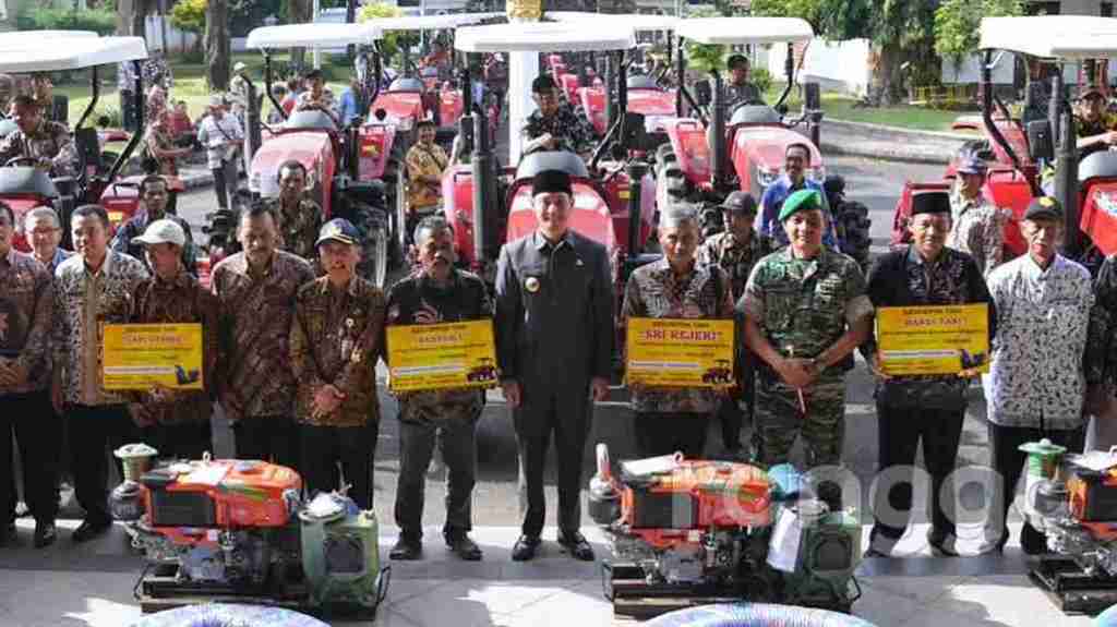 Pemkab Tuban Serahkan Traktor dan Pompa Air Kepada Kelompok&nbsp;Tani