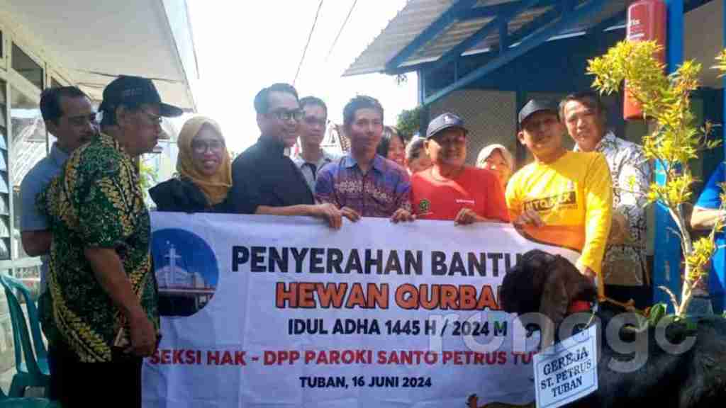 Idul Adha 2024, Jemaat Gereja Katolik Santo Petrus Tuban Serahkan Hewan Kurban kepada&nbsp;Warga