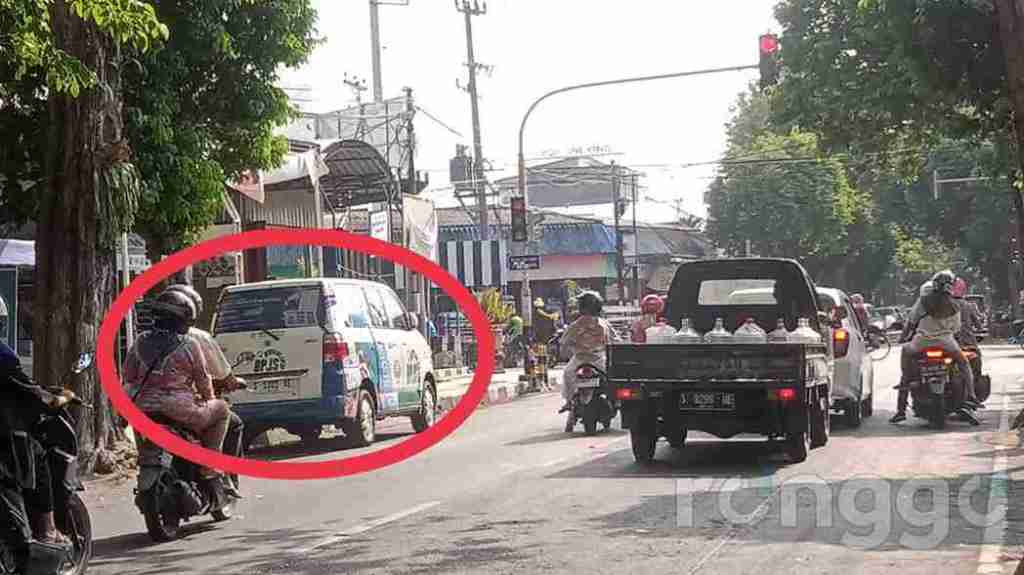 Mobil BPJS Kesehatan Tuban Diparkir Sembarangan di Dekat Traffic Light, Polisi Buka&nbsp;Suara