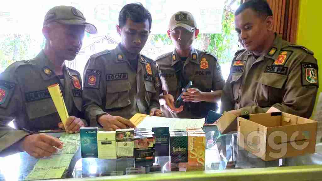 Satpol PP Tuban Gelar Operasi Gabungan Sasar Toko hingga Pasar, Amankan 1316 Batang Rokok Illegal