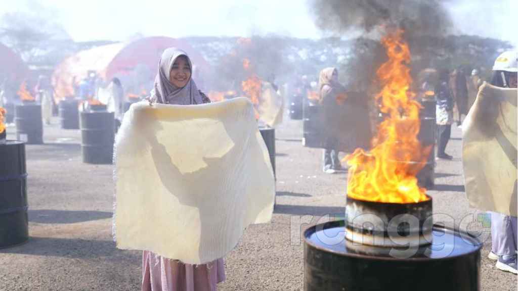 Ratusan Ibu Rumah Tangga Ikuti Peragaan Pemadaman Kebakaran di TPPI Tuban, Catat Rekor MURI