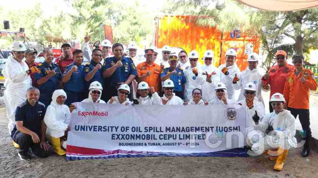 KSOP Jepara Lakukan Simulasi Penanggulangan Ketumpahan Minyak di Pantai Semilir Tuban