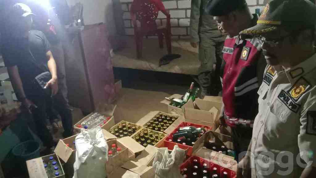 Razia Warung Kopi di Tuban, Petugas Sita Ratusan Botol Miras