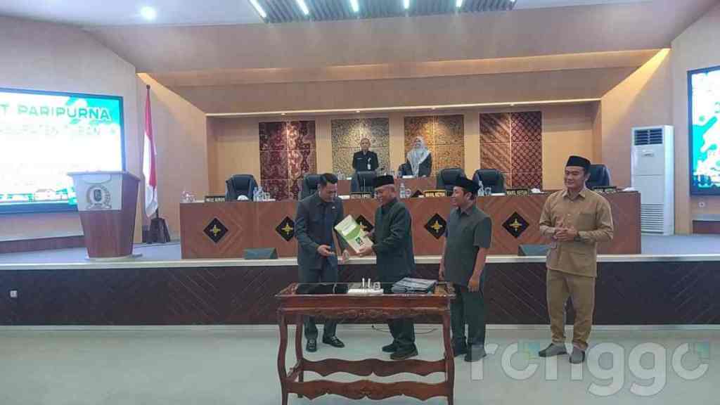 Dukung Incumbent di Pilkada 2024, Ketua PKB Tuban Serahkan Surat Rekom saat Rapat&nbsp;Paripurna