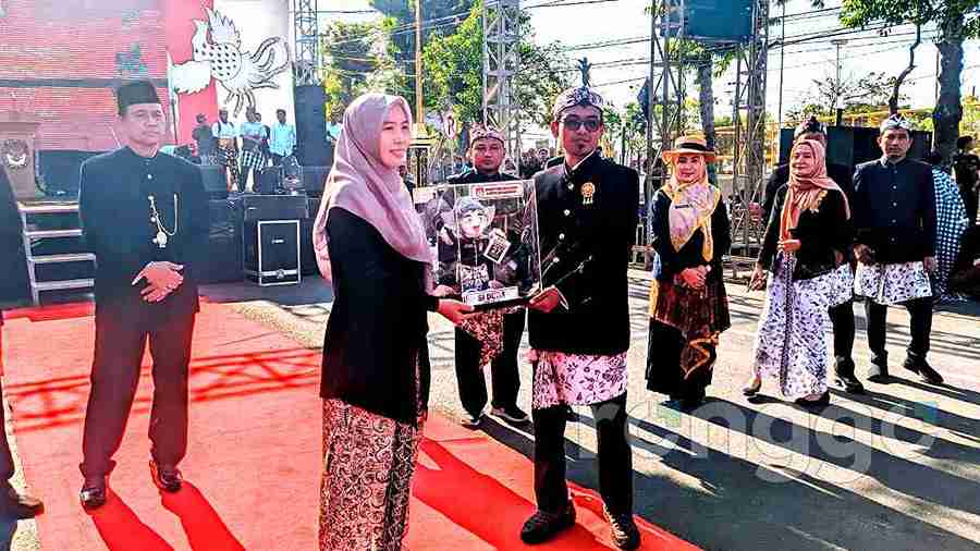 Kirab Estafet Maskot Pilkada Jatim ‘Si Jalih’ Diterima KPU Tuban