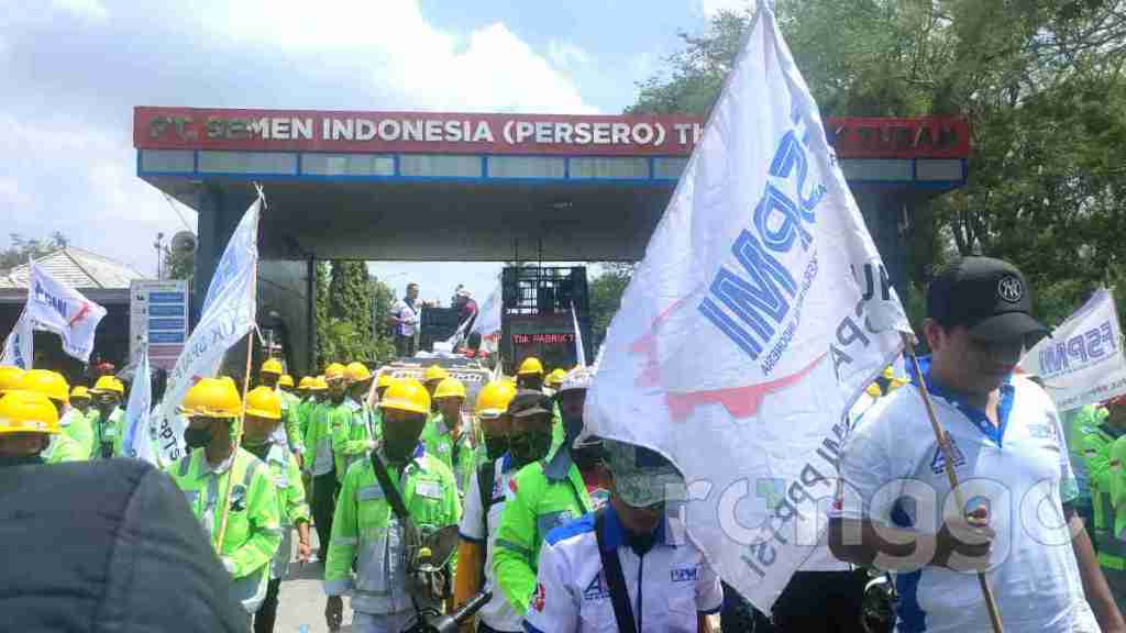 Tuntut Kejelasan Status Pekerja, Ratusan Buruh di Kabupaten Tuban Blokade PT Semen Indonesia