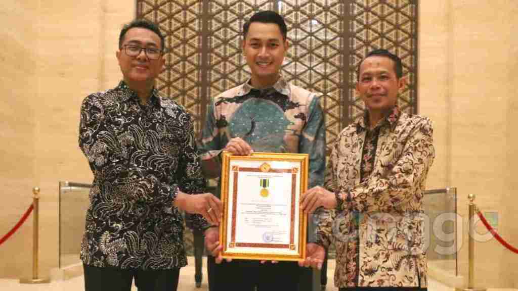 Bupati Tuban Terima Tanda Jasa Bakti Koperasi dan UKM 2024 dari Menteri Koperasi dan UKM RI