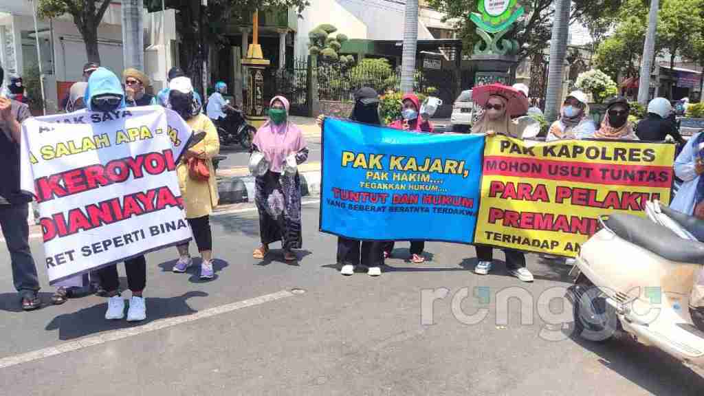 Anaknya Alami Pengeroyokan, Warga Kecamatan Montong Luruk Kantor Pengadilan Negeri Tuban